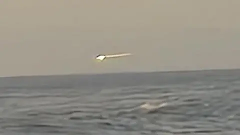 ¿Un OVNI? Video muestra extraño objeto volador luminoso en los cielos de Chile
