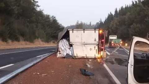 Camión terminó volcado: Una persona fallecida deja grave accidente de tránsito registrado en la Autopista del Itata