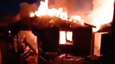 Dos menores de edad y dos adultos fallecidos deja voraz incendio que destruyó la totalidad de una vivienda en Cerrillos