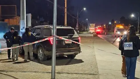 Estaba junto a su pareja: Joven mujer fallece tras ser acribillada por sujetos al interior de un vehículo en La Pintana