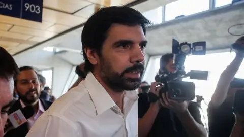 Nuevo problema pesa sobre Lavín León: Afirman que pagó deuda de campaña con recursos del Congreso