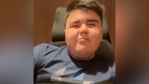“Julián rueda por Chile”: Adolescente inició campaña para financiar costoso medicamento contra Duchenne