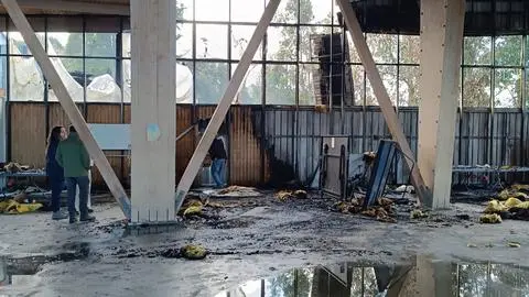Fallecido en incendio era funcionario de educación municipal: Llamas destruyeron gimnasio y taller de liceo en Curanilahue