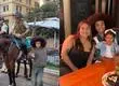 Mujer devuelve polerón que influencer alemán perdió en Santiago: La invitó a cenar a ella y a su hija