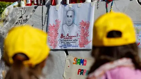 Revelan cuando le darían el alta médica al Papa tras casi 40 días internado