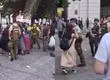 Batalla campal en plena plaza de Santiago: Carabineros se enfrenta a evangélicos tras reclamo por ruidos molestos