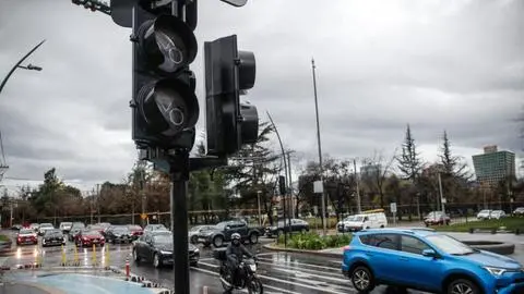 En pleno Super Lunes: Masivo corte de luz en la región Metropolitana afectó al menos a 68 mil hogares