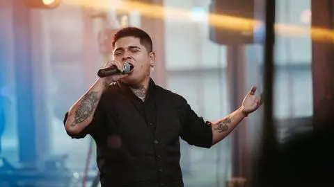 Multan a Jordan Matamala por cantar en la calle en Plaza Independencia de Concepción