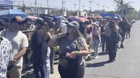 “Devolvernos con la ilusión rota”: Indignación en las afueras del Estadio Nacional tras cancelación de concierto de Shakira