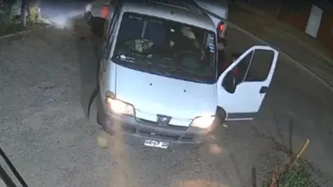 Golpeado, baleado y atropellado:  Adulto mayor sobrevive violento portonazo en Quinta Normal