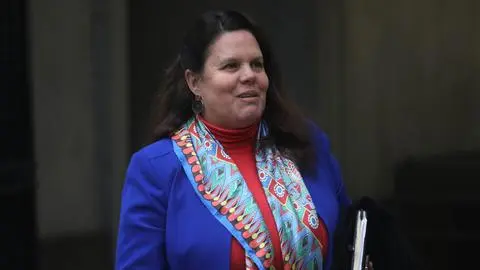 Renuncia Maya Fernández al Ministerio de Defensa tras fallida venta de la casa de Allende
