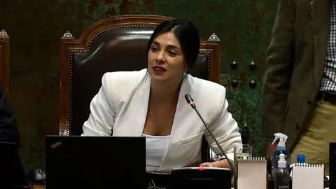 “Lo más conveniente para todos”: Diputados de oposición piden la renuncia de Karol Cariola a la presidencia de la Cámara Baja
