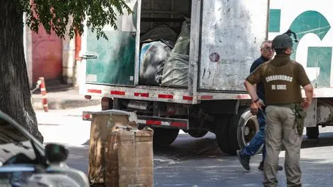 Dos detenidos deja fiscalización a fábrica de ropa falsificada en Estación Central