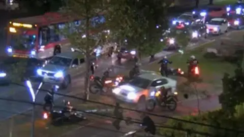 Tiene 38 detenciones previas: Sujeto que atropelló a cuatro guardias en Vitacura queda en prisión preventiva