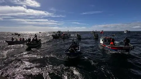Así despidieron en altamar a los siete pescadores del Bruma: un adiós entre lágrimas y deseo de justicia