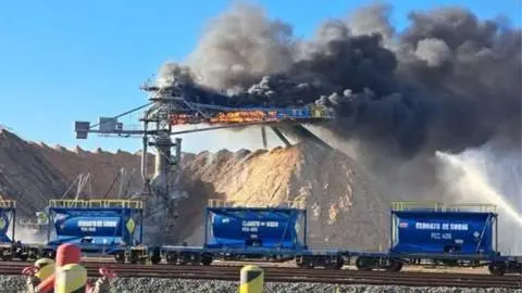 Incendio de gran magnitud afecta instalación de Celulosa Arauco en la Región del Biobío