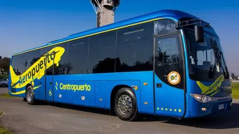 Empresa de buses que van al Aeropuerto de Santiago anunció un nuevo paradero: Ya no saldrán de Los Héroes