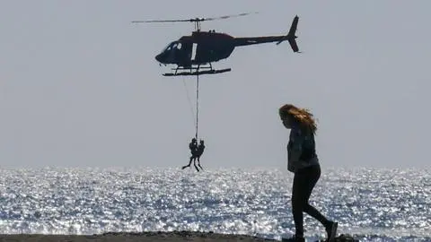 Reportan la caída de dos personas desde un helicóptero en Concón