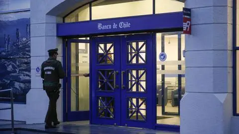 Antisociales le quitan el arma a un guardia y amenazan a los trabajadores de un banco para huir con 50 millones de pesos en Llolleo