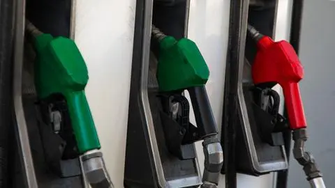 Anuncian caída en los precios de la bencina y la parafina: Descubre cuándo comenzarán a regir los nuevos valores