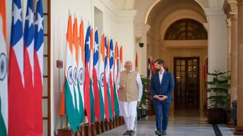 Primeras horas de Boric en la India: Anuncia importante acuerdo económico e invita a primer ministro a la Antártica