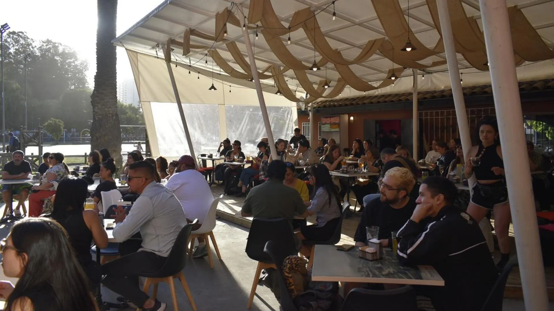 “Jueves de música en el parque” se toma el café de la historia