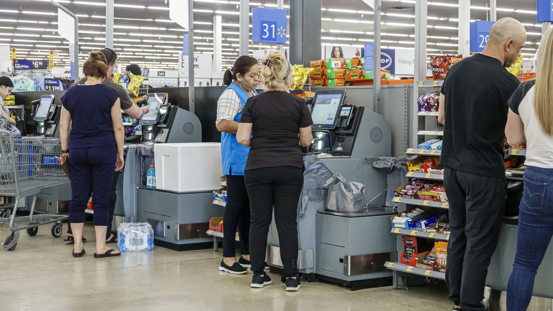 Ejecutivo acusó a la “permisología” de atrasar la construcción de 70 nuevos supermercados en Chile