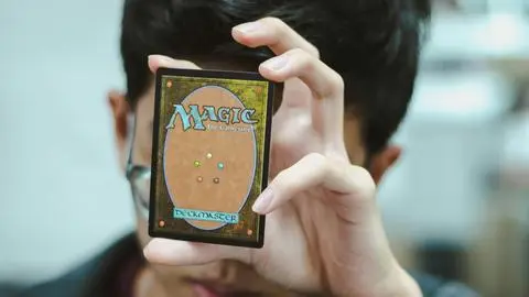 Coleccionista de Magic sufre millonario robo de cartas desde un vehículo: Madre del autor del delito las devolvió