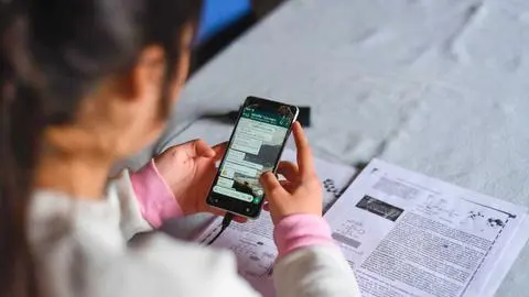 Alta conectividad digital en menores de edad del Biobío: El 61% tiene internet móvil en su celular