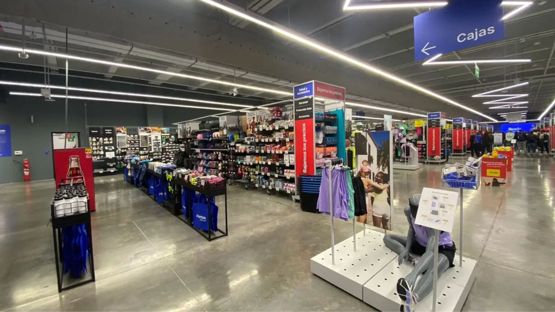 Gigantesca marca de ropa deportiva desmiente el cierre de 25 tiendas: Está presente en Chile