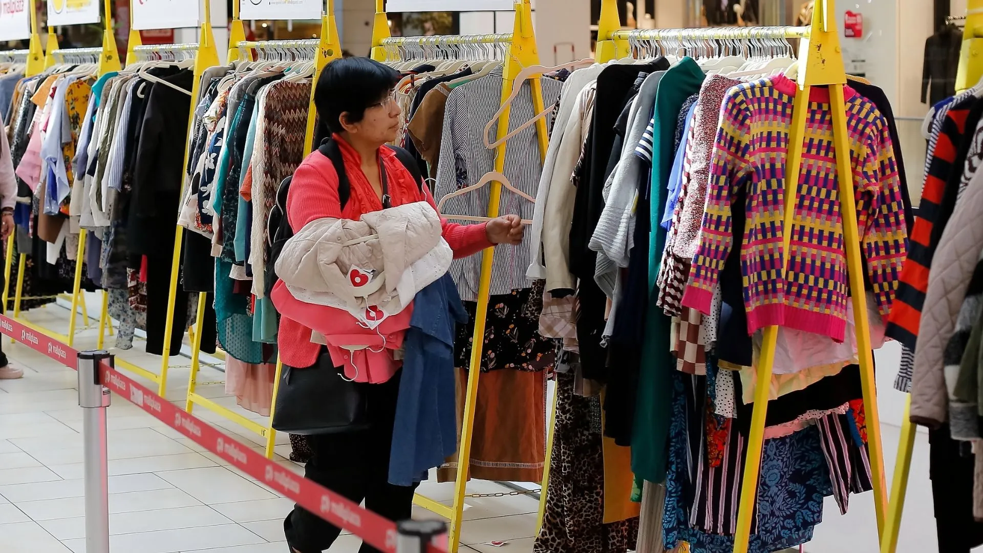 17 marcas del retail se suman a un masivo intercambio de ropa en Concepción con prendas nuevas