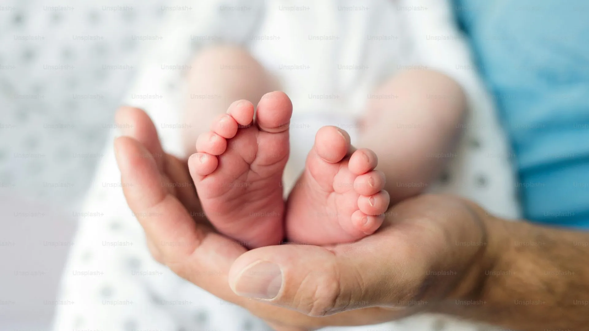 Mujer perdió a su bebé recién nacida tras no ser puesta en incubadora: Familia acusa de negligencia al Hospital de Puerto Montt