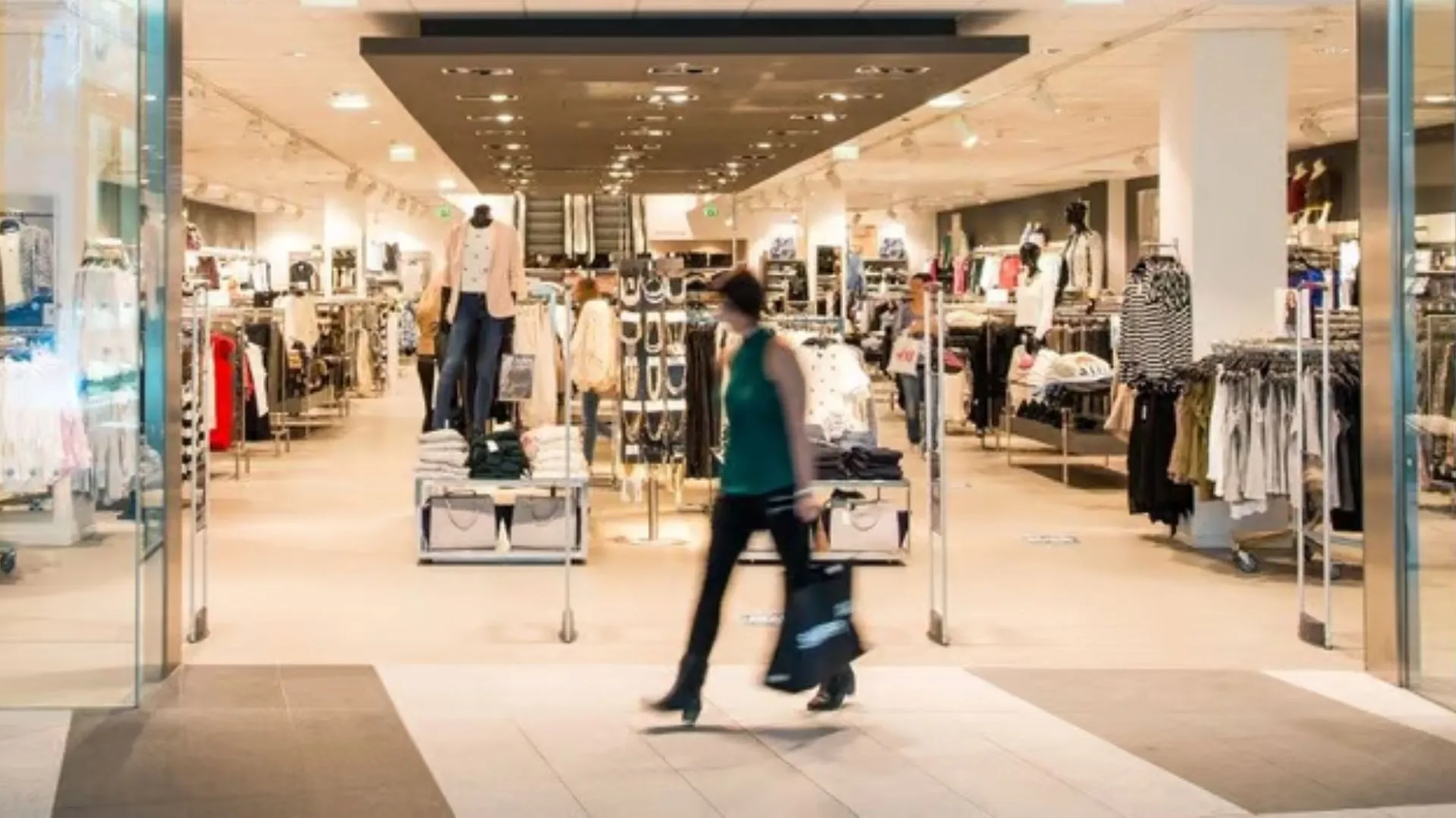 Popular marca de fast fashion está en proceso de cerrar 28 sucursales: Tiene presencia en Chile