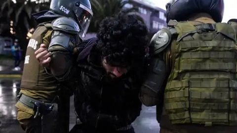 “Te vamos a sacar los ojos”, “déjalo que se queme”: Impactantes videos revelan actuar de Fuerzas Especiales durante el Estallido Social