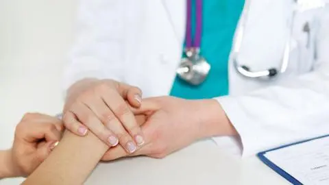 Mujer denunció que su médico la diagnosticó usando ChatGPT en Australia