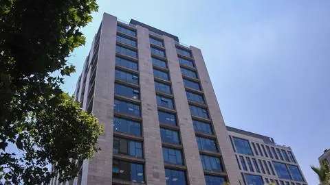 Rematarán recién remodelado edificio por quiebra de empresa en Santiago