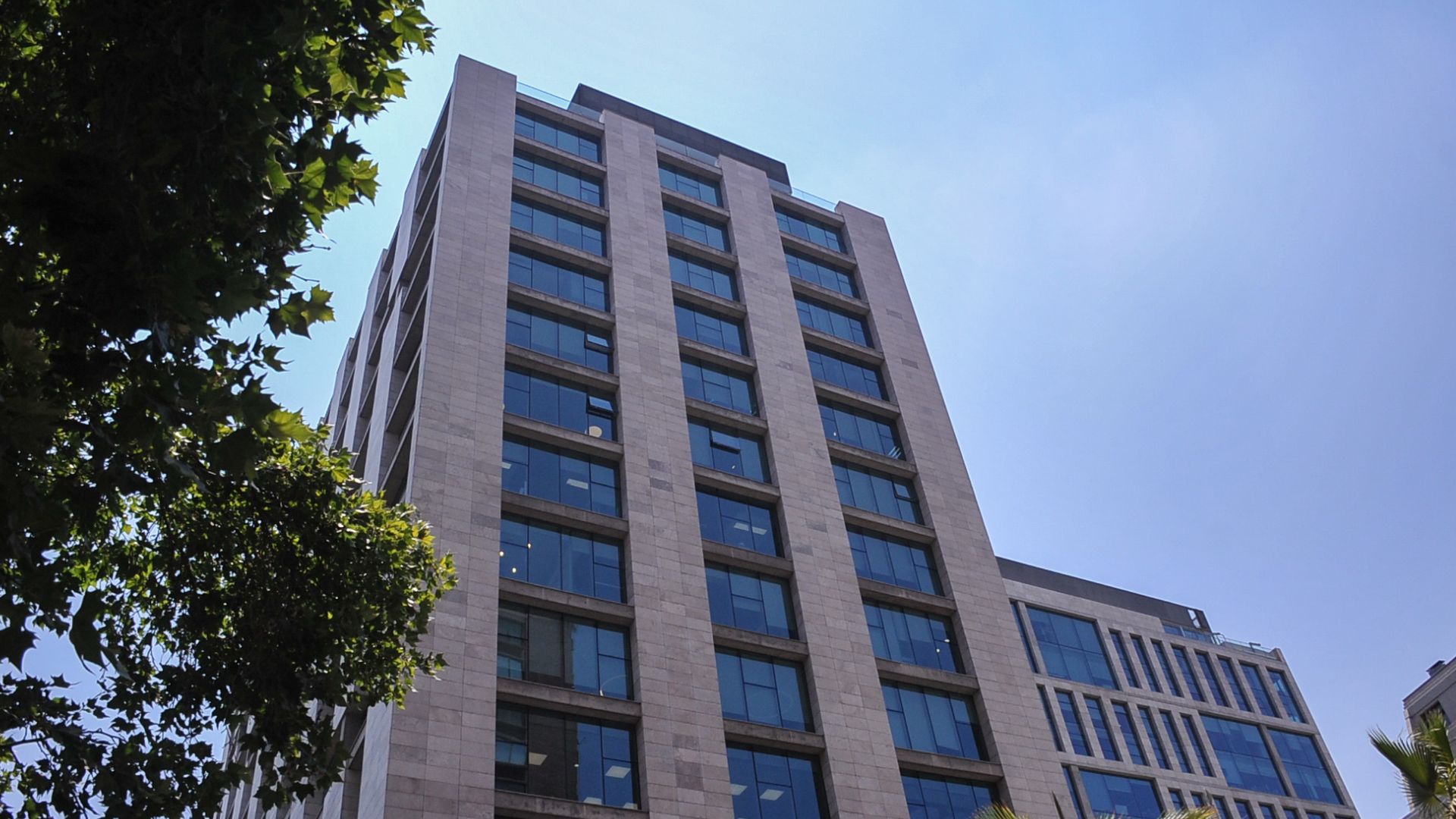Rematarán recién remodelado edificio por quiebra de empresa en Santiago