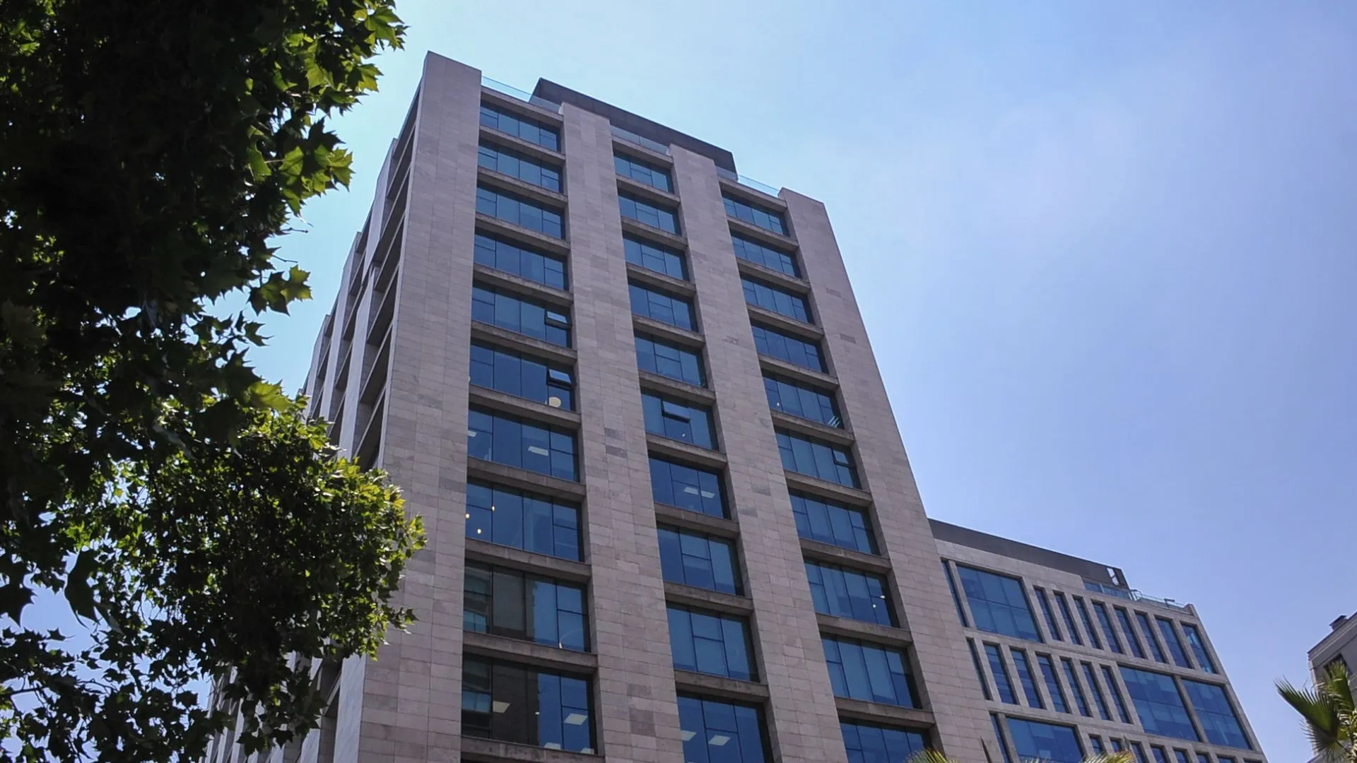 Rematarán recién remodelado edificio por quiebra de empresa en Santiago