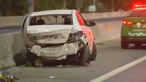 Iba sin cinturón de seguridad: Conductor de 25 años fallece al salir eyectado tras chocar contra barrera de autopista en La Cisterna