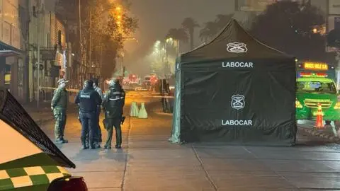 Joven de 21 años muere tras ser baleado en la cabeza durante riña en las afueras de un café en la Alameda de Estación Central