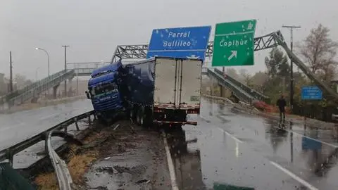 Camión chocó contra señalética: Grave accidente de tránsito mantiene cortada la Ruta 5 Sur a la altura de Retiro