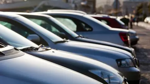 Reconocida marca de autos sufre dramática caída en ventas y despide al 30% de sus trabajadores en Chile