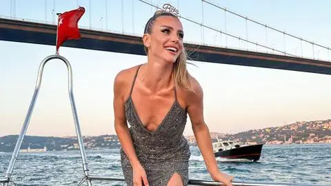 Reconocida modelo de 27 años fallece tras caer desde un puente mientras escapaba de control policial en Turquía