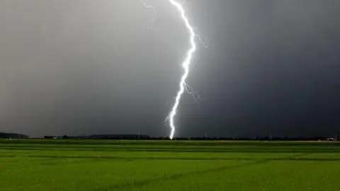 Mujer es alcanzada por un rayo durante tormenta eléctrica en San José de la Mariquina: Sufrió diversas quemaduras