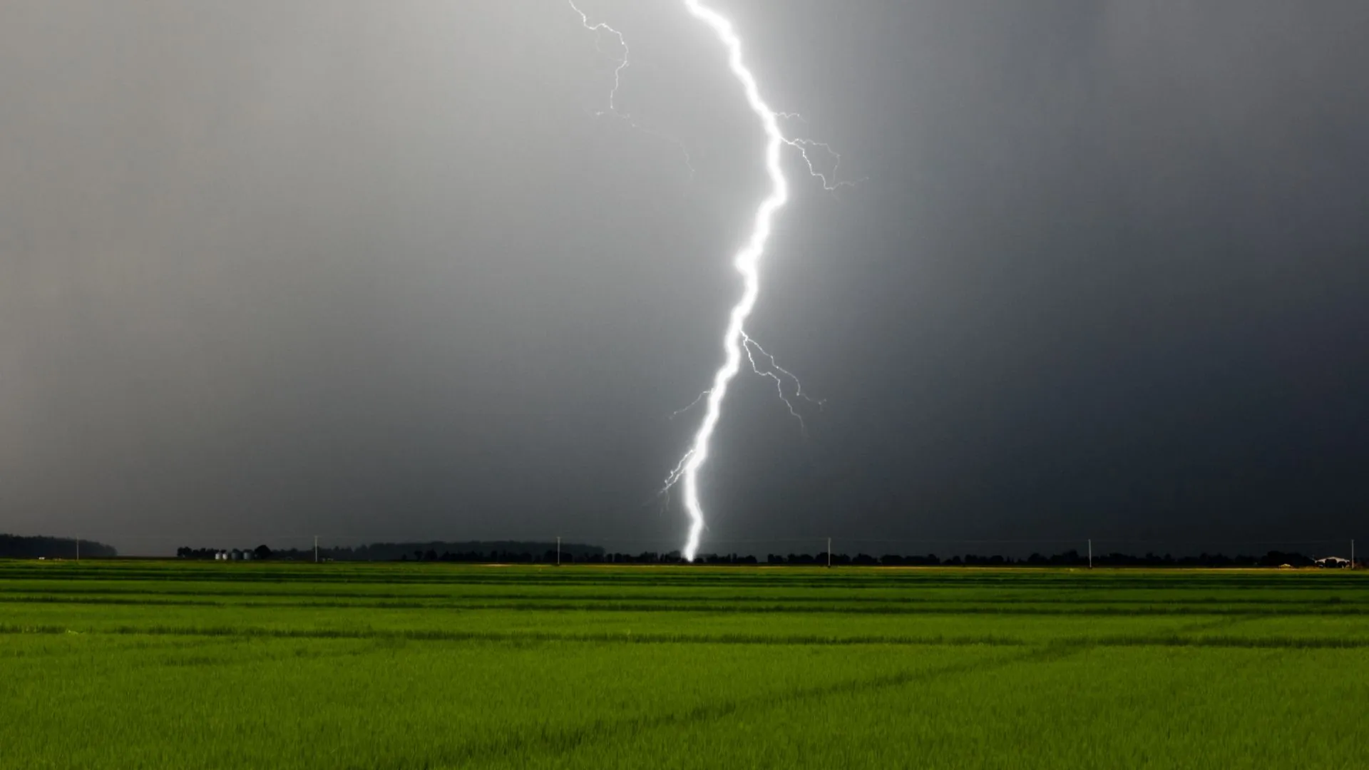 Mujer es alcanzada por un rayo durante tormenta eléctrica en San José de la Mariquina: Sufrió diversas quemaduras