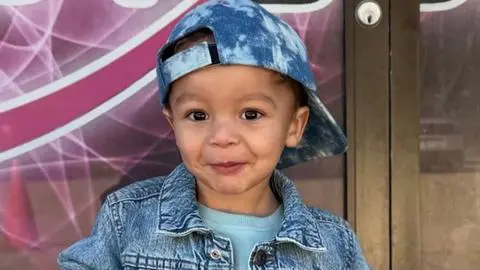 Niño de 2 años que se hizo famoso por video viral en redes sociales fallece tras grave accidente de tránsito en Estados Unidos
