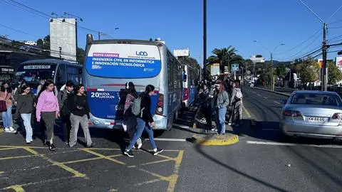 Paraderos estudiantiles saturados: Inician las clases y el transporte colapsa
