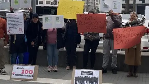 Familias que habrían sido estafadas por exfuncionaria del SERVIU Biobío llegaron a pedir explicaciones