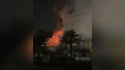 Bomberos concurren a combatir incendio en el antepuerto de Coronel