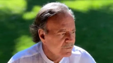 Revelan que Julio Iglesias estaría experimentando complejo momento de salud tras grave diagnostico